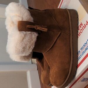 CLIFFS EUC 8.5 Brown and White Calf Booties